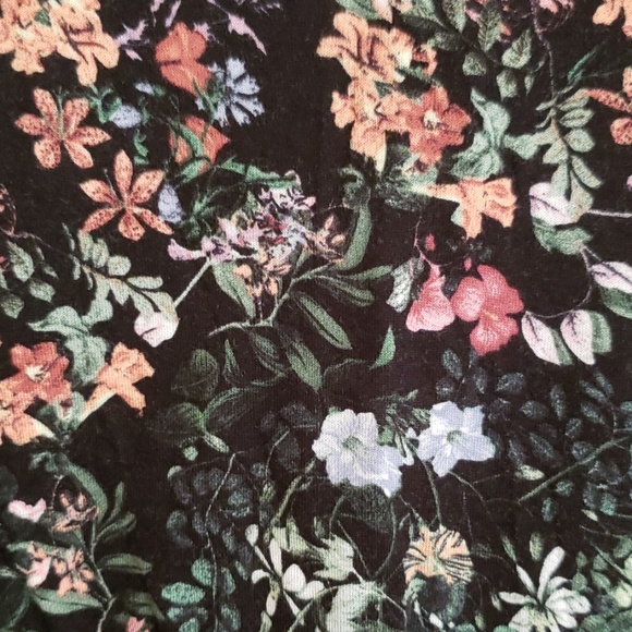 NWOT H&M beautiful flower print frilled shoulder - Picture 2 of 4